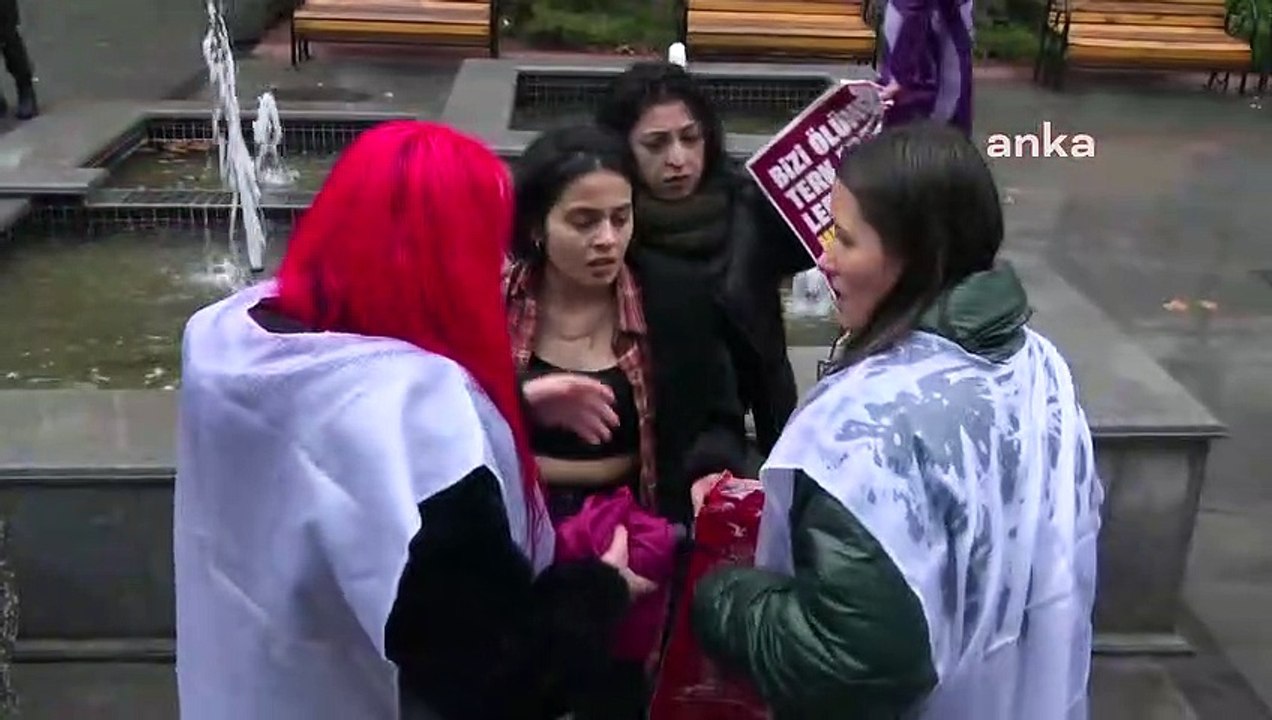 'Hükümet istifa' sloganı atan kadınlara polis müdahalesi! Gözaltılar var