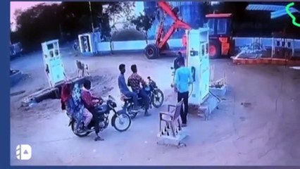 Tải video: पेट्रोल पंप पर उछली बाइक, टला बड़ा हादसा