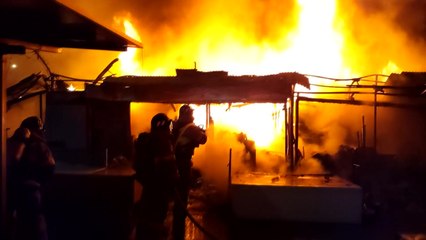 강원 삼척 번개시장 화재...13개 점포 피해 / YTN