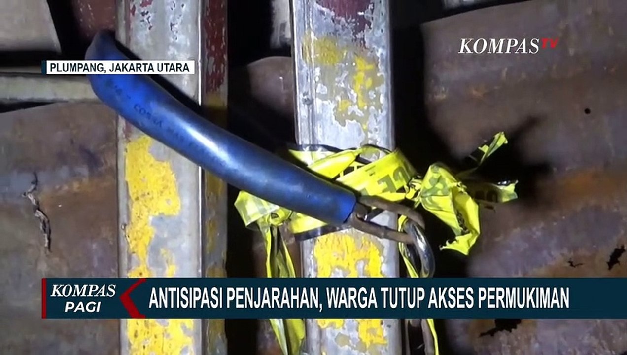 Warga Plumpang Gotong Royong Jaga Akses Masuk Permukiman Demi Antisipasi Penjarahan!