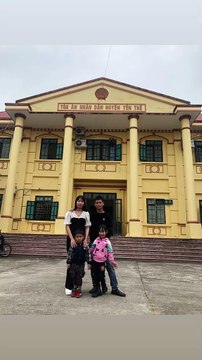 Cả gia đình chụp ảnh tươi cười trước tòa khi hoàn tất thủ tục ly hôn