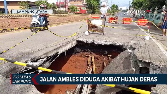 Jalan Ambles Sedalam 4 Meter di Lampung Utara Diduga akibat Hujan Deras