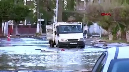 İskenderun'da deniz yükseldi, sahil yolu su altında kaldı