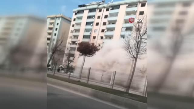 Ağır hasarlı bina, kontrollü yıkımda böyle çöktü