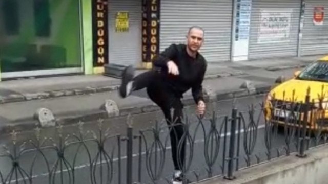 Tramvay yoluna girdi seferlerin aksamasına neden oldu