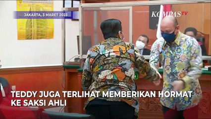 Aksi Sigap Teddy Minahasa Bantu Saksi Ahli BNN Saat Hendak Keluar Ruangan Sidang