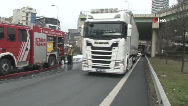 Basın ekspres yolunda lüks otomobil alev aldı