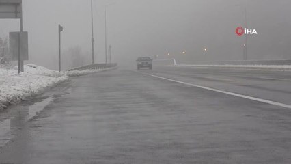 Bolu Dağı'nda sis ve karla karışık yağmur etkili oluyor