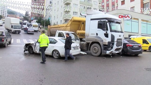 Park halindeyken kayan hafriyat kamyonu 13 araca çarptı