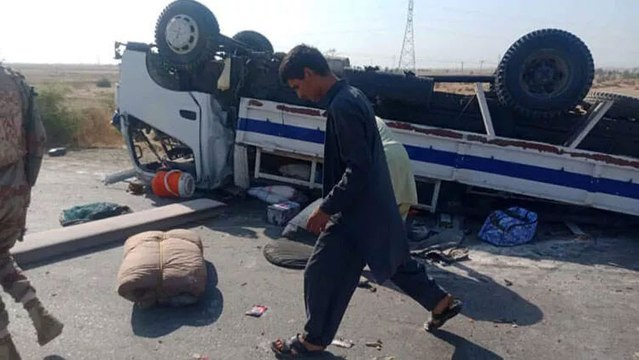 Pakistan'da polis aracına bombalı saldırı