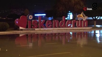 İskenderun’da deniz taştı, caddeler göle döndü