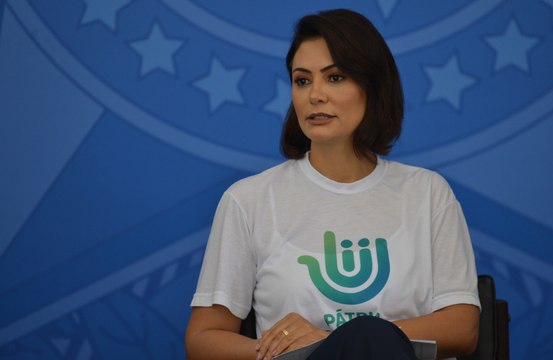 Michelle Bolsonaro se manifesta após denúncia sobre joias ilegais: 'Imprensa vexatória'