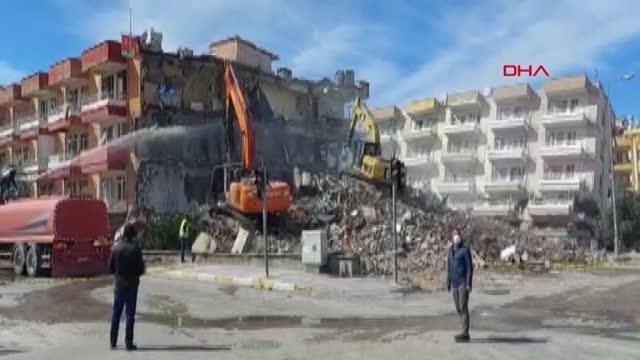 İSKENDERUN'DA, AĞIR HASARLI BİNALAR YIKILIYOR