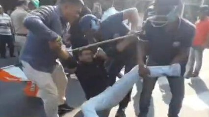 কলকাতা: রাজভবনের সামনে কংগ্রেসের বিক্ষোভ, চ্যাংদোলা করে নিয়ে গেল পুলিশ