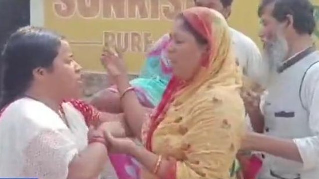 হরিশ্চন্দ্রপুর : চার লক্ষ টাকায় চাকরির টোপ, মহিলা প্রতারককে কি করলো দেখুন ভিডিও