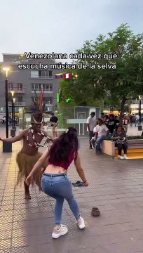 Joven venezolana baila la música de la selva en Miraflores.