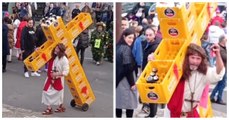Hombre genera polémica tras recrear Vía Crucis cargando cruz hecha con cajas de cerveza
