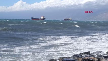 DENİZ SEVİYESİNİN YÜKSELDİĞİ İSKENDERUN'DA BALIKÇI BARINAĞI SU ALTINDA