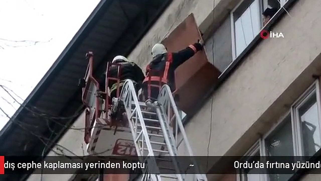 Ordu'da fırtına yüzünden dış cephe kaplaması yerinden koptu