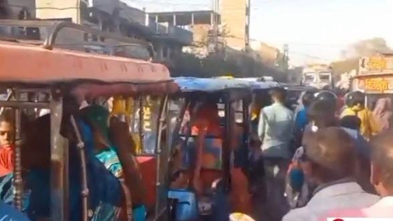 सीवान: होली को लेकर बाजारो में उमड़ी भीड़, खरीदारों की भीड़ से सड़क हुई जाम