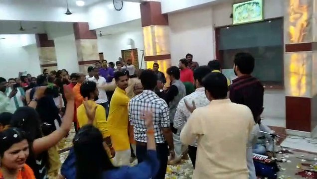 बालाजी के भजनों पर झूमे भक्त, फूलों की हुई बारिश