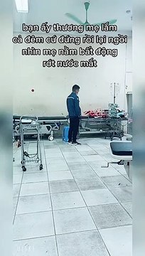 Thanh niên đứng rồi ngồi, nhìn mẹ nằm bất động mà bật khóc: Tình mẫu tử thiêng liêng lắm