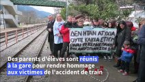 Grèce: des fleurs déposées sur les rails de la gare de Rapsani en hommage aux victimes