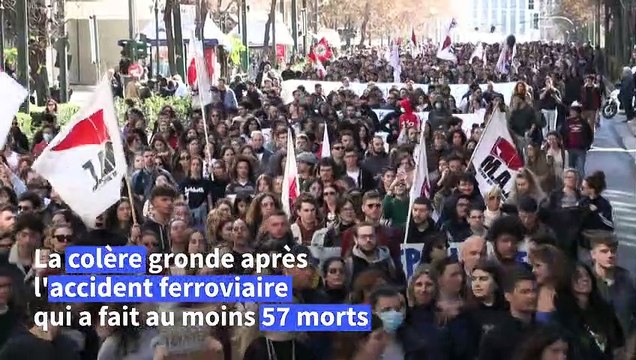 Catastrophe ferroviaire en Grèce: manifestants en colère et minute de silence