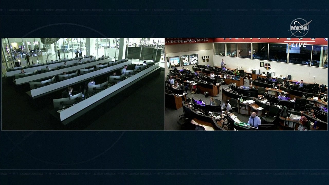 Astronautas de SpaceX Dragon entram na ISS