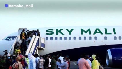 Hundreds of migrants fly home from Tunisia after attacks