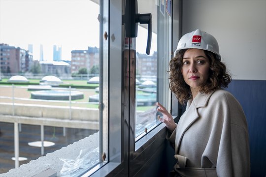 Ayuso hace propia la medida estrella de Lobato y anuncia que los colegios abrirán durante los días no lectivos desde 2024