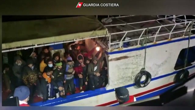 Italia investiga naufragio letal de migrantes en su costa y rescata otro barco