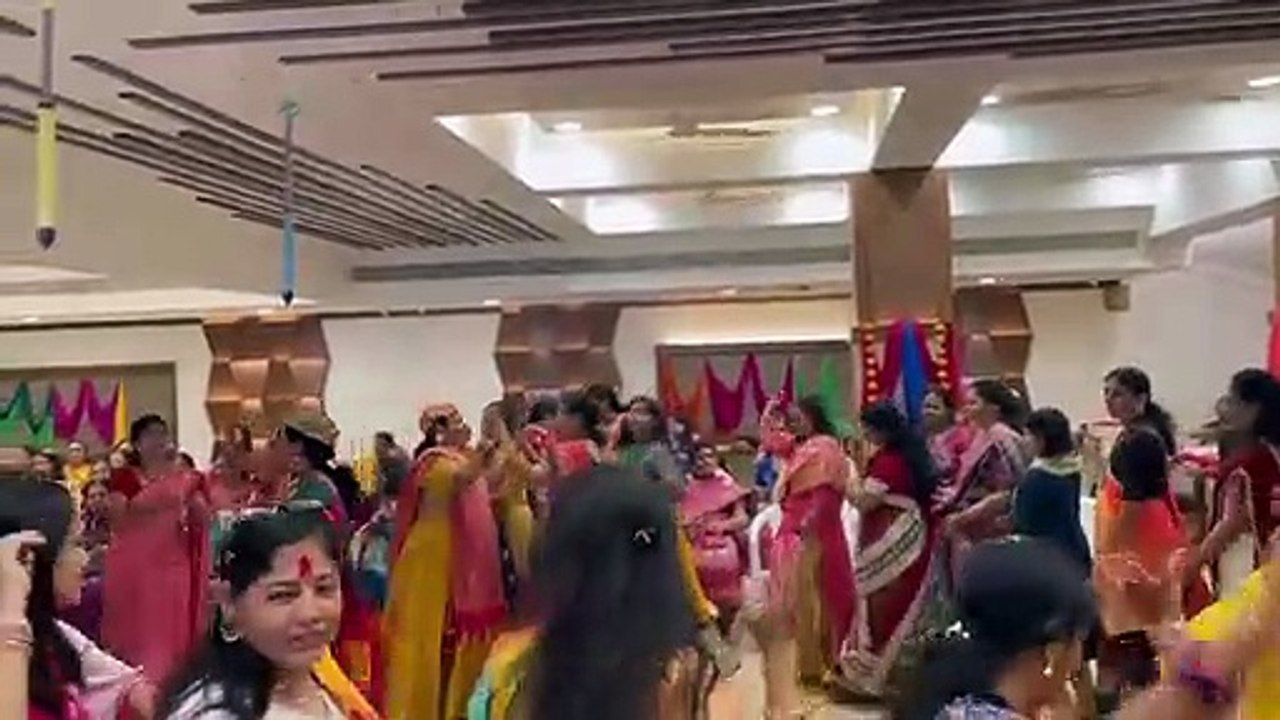 होलिया में उड़े रे गुलाल... महिलाओं ने किया नृत्य धमाल