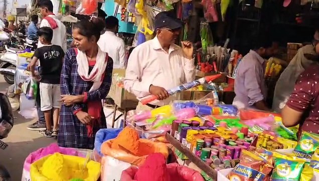 रंगों से सजा बाजार, गुलाल व पिचकारी के साथ शक्कर की मिठाई की मांग