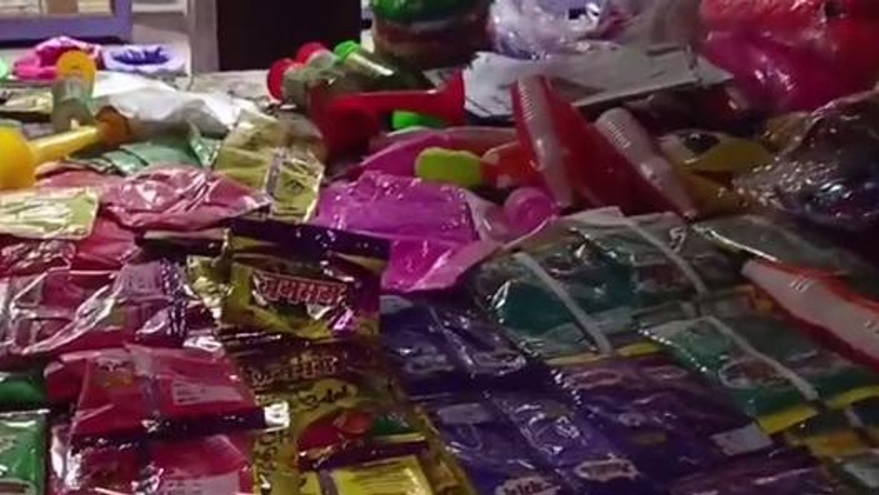 উঃ দিনাজপুর: সাজিয়েছে রঙের পসরা,লক্ষ্মীলাভের আশায় ব্যবসায়ীরা