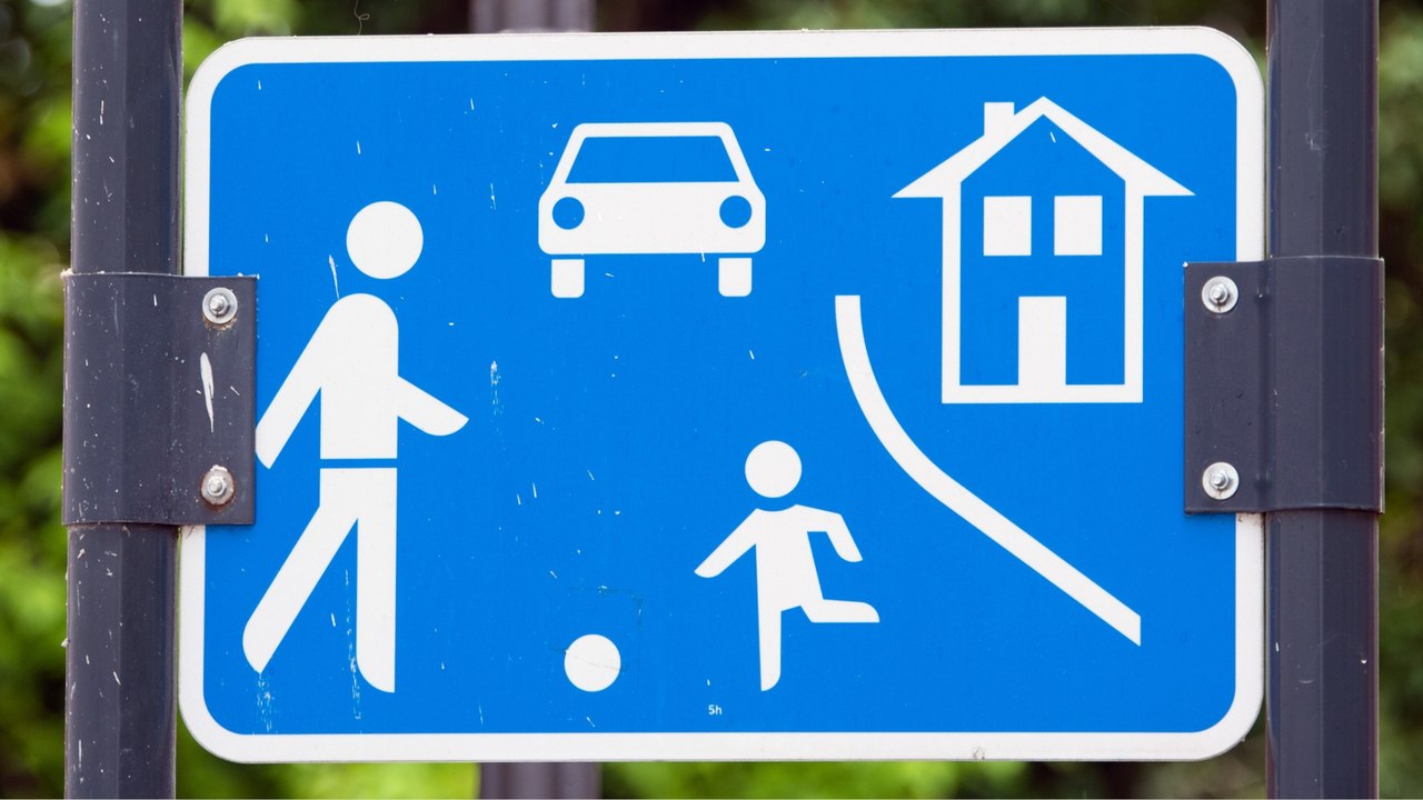 Verkehrsberuhigter bereich oder spielstraße? das gilt in straßen mit dem blauen schild