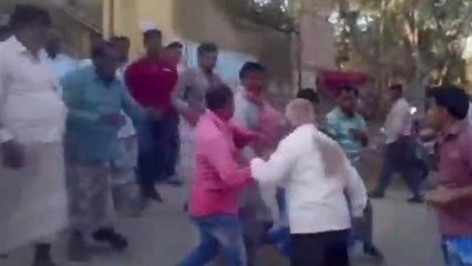 দঃদিনাজপুরঃ টেন্ডার নিয়ে কাজিয়া, গোষ্ঠী সংঘর্ষে রণক্ষেত্র!