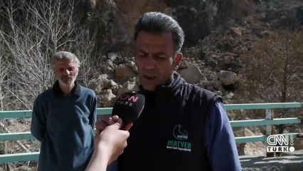 Dev kayalar köy yollarını kapattı