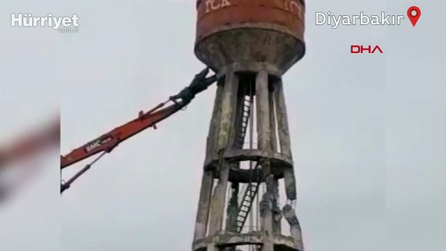 Diyarbakır'da depremde hasar gören su kulesi kontrollü olarak yıkıldı