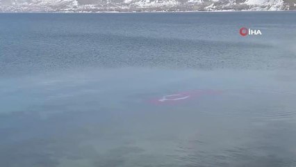 Rüzgarda Van Gölü'ne düşen dev Türk bayrağı Sahil Güvenlik ekiplerince çıkarıldı