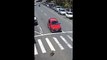 Un motard chanceux finit sur le toit d'une voiture