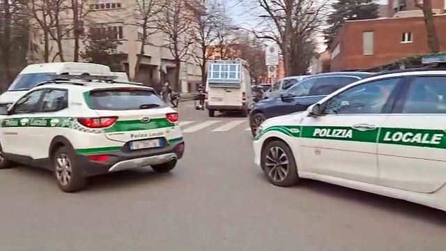 Ragazzino sul monopattino investito da un camion in piazza Esquilino