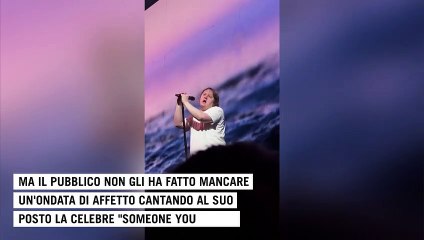 I fan cantano al posto di Lewis Capaldi, bloccato dalla sindrome di Tourette