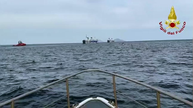 Eolie, incendio a bordo di un traghetto Siremar. Trainato in cantiere a Messina