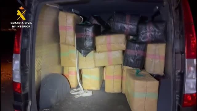 Un grupo de narcotraficantes, pillados in fraganti alijando en la bahía de Almería