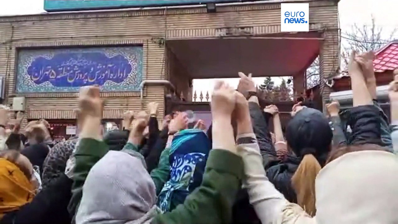 Али Хаменеи грозит суровой карой отравителям школьниц