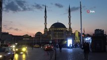 Taksim Meydanı'ndan görüntülen Ay, kartpostallık manzara oluşturdu