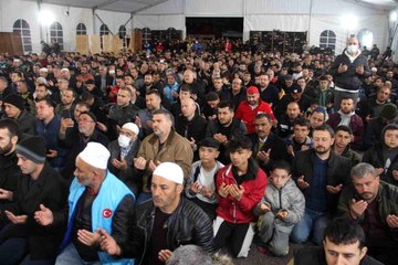 Depremin merkezinde Berat Kandili'nde eller semaya açıldı