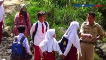 Demi Sekolah, Sejumlah Siswa di Banjarnegara Harus Seberangi Sungai Rawan Banjir