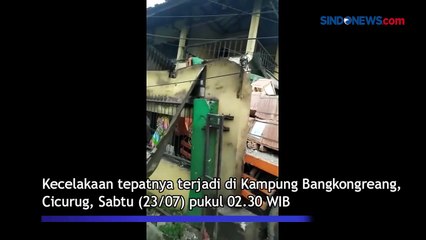 Truk Tronton Bermuatan Keramik Tabrak 2 Rumah di Cicurug Sukabumi